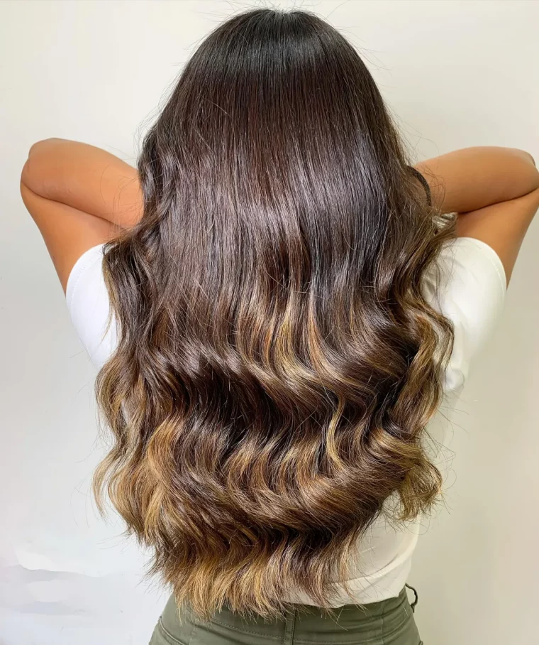 balayage sur cheveux longs pointes claires base foncee