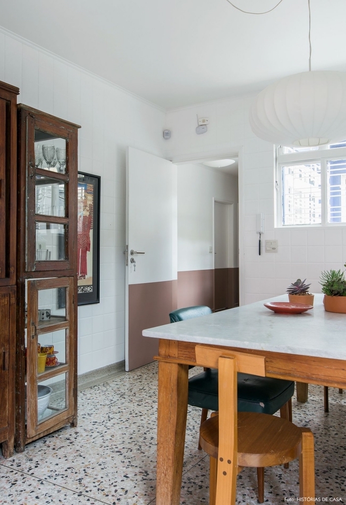 une porte de cuisine bicolore au look vintage peinte de la même couleur que le soubassement pour un joli effet de continuité