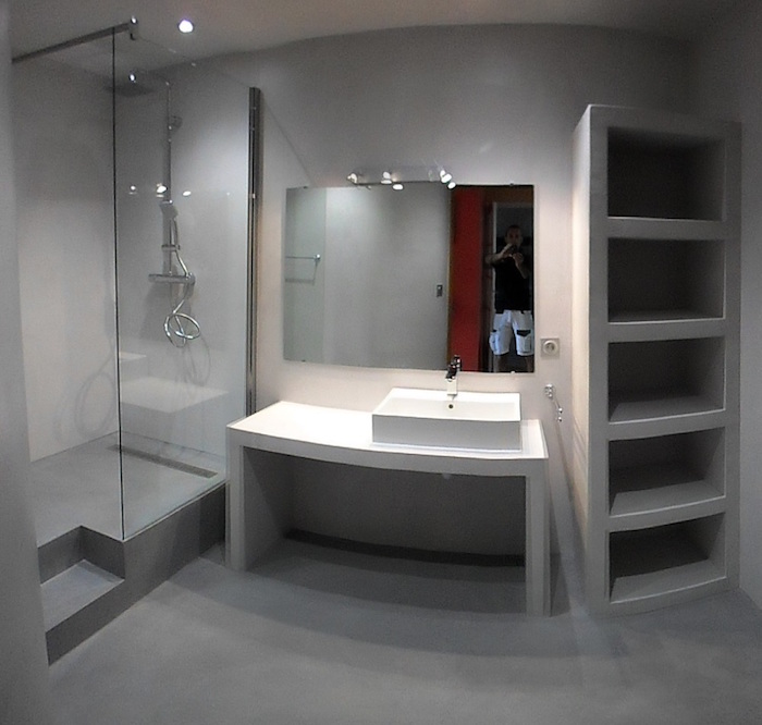 sdb avec sol et douche italienne et etagere en béton ciré gris style moderne en dur