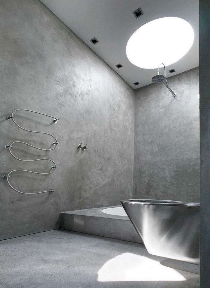 photo de salle de bain beton cire moderne minimaliste avec wc en métal suspendu et bac de douche en ciment