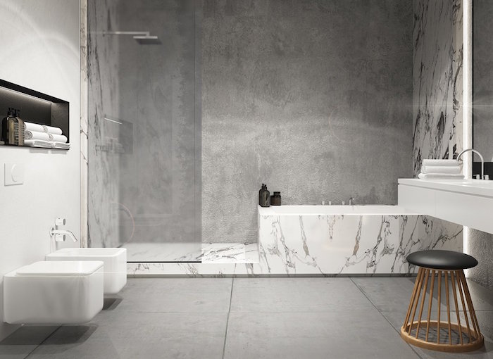 mur douche italienne beton ciré salle de bain sur carrelage gris et cadre de baignoire style marbre