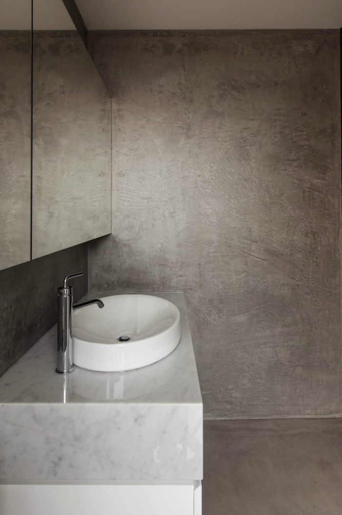 murs en beton ciré pour sol douche italienne design et meuble lavabo en marbre blanc gris