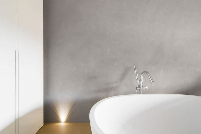 exemple déco en beton ciré mur de salle de bain avec baignoire ilot blanche
