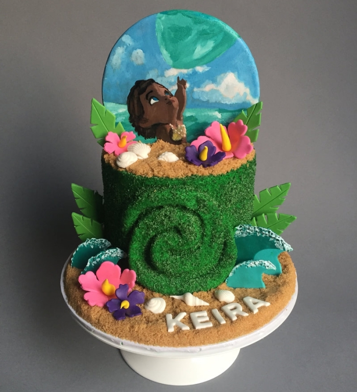 idée comment décorer un gâteau Disney sur le thème de Vaiana avec un étage à déco en noix de coco râpée coloré en colorant alimentaire vert 