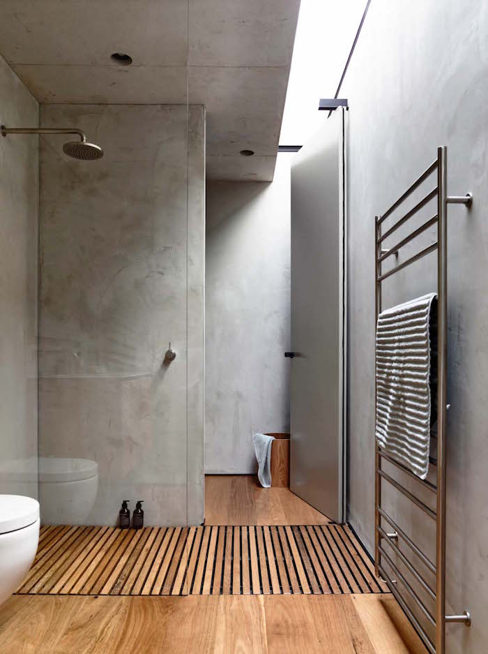 photo salle de bain beton cire gris pour douche à l'italienne avec sol en bois parquet