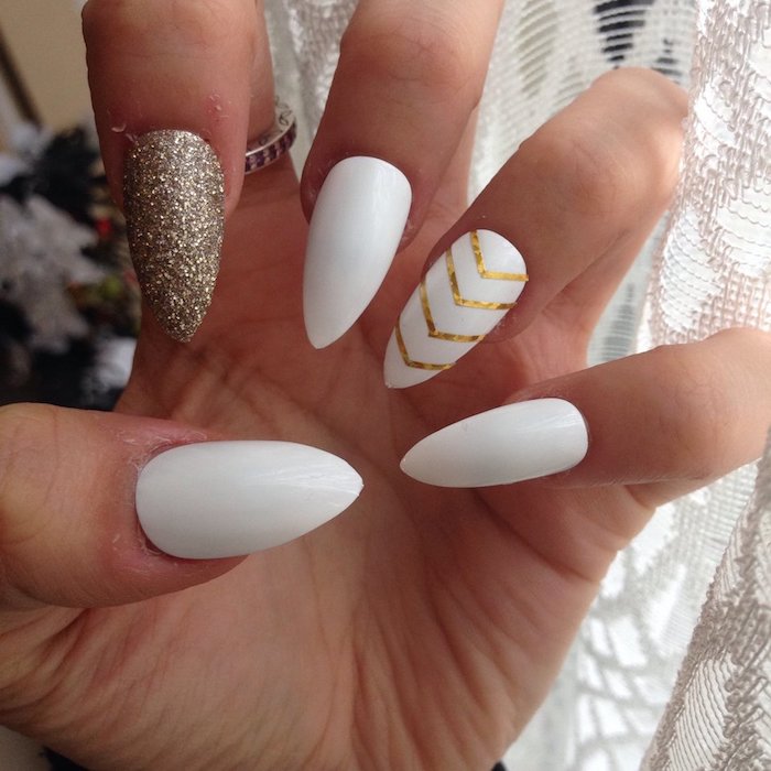 Idée manucure simple et féminine, modèle ongle en gel blanche avec détails dorés, modele ongle gel décoration simple artistique
