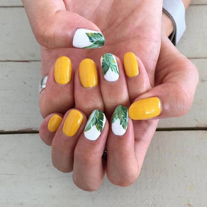 Photo ongle originale en jaune, blanc et dessin de feuille de palme, ongle gel couleur été, modele ongle gel, dessin sur ongle parfait