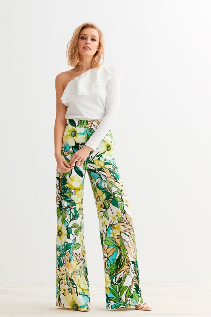 modèle de pantalon femme taille haute chic à design floral de couleur blanc et vert avec top à col asymétrique blanc