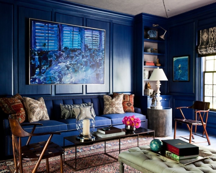 le grand tableau mural reprend le bleu indigo pour un rendu encore plus saisissant et dynamique