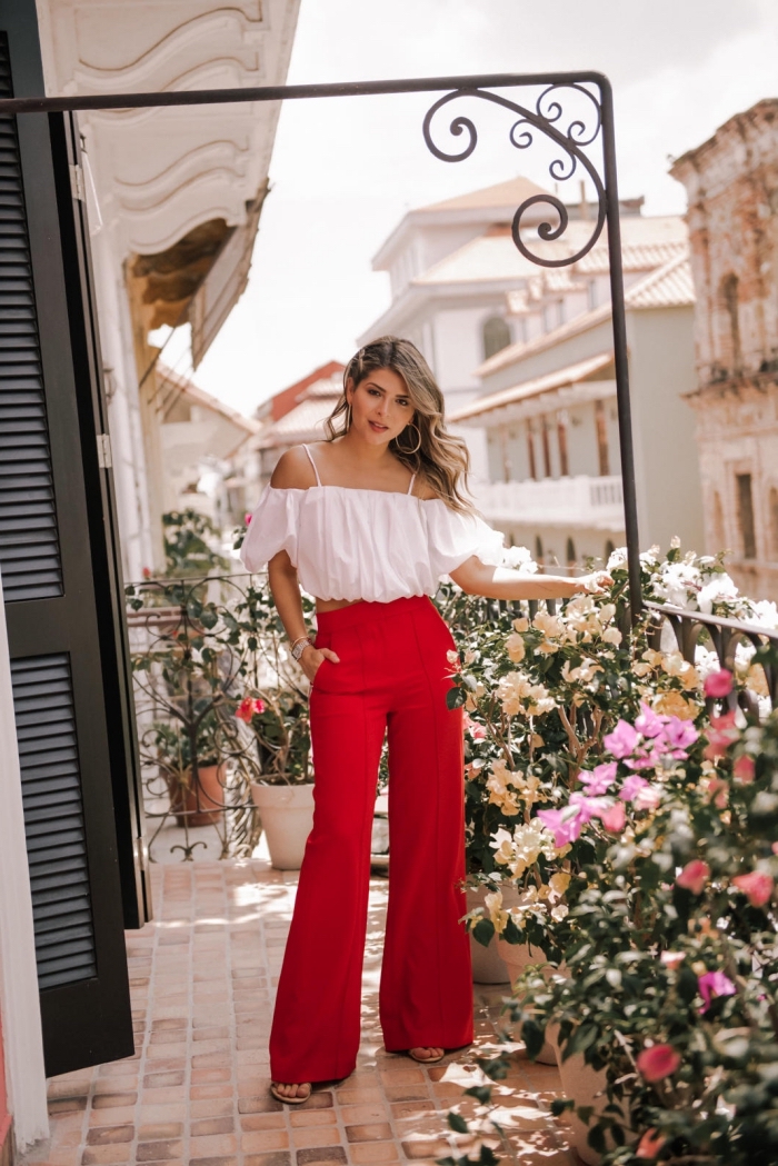 modèle de pantalon taille haute femme en rouge combiné avec top blanc et sandales plates, idée accessoires en or