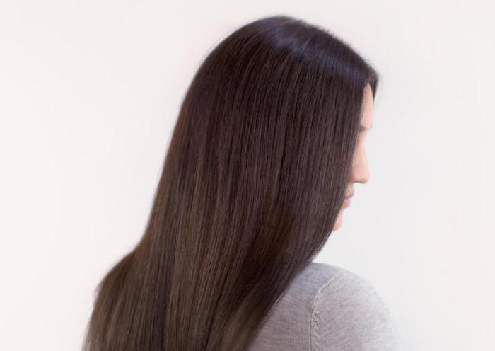 couleur cheveux brun glace sur coiffure raide et longue pour femme