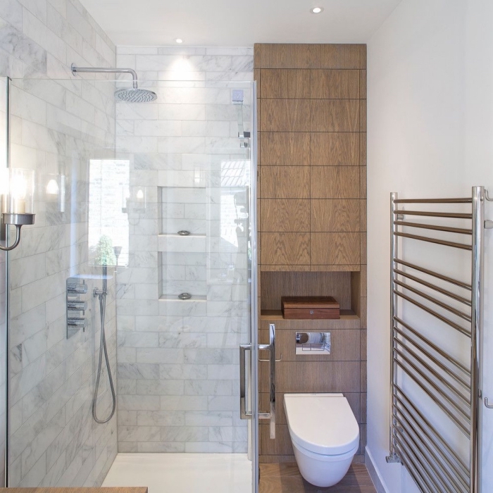 idée comment aménager une petite salle de bain avec cabine de douche au carrelage marbre et niches pour accessoires de toilettes