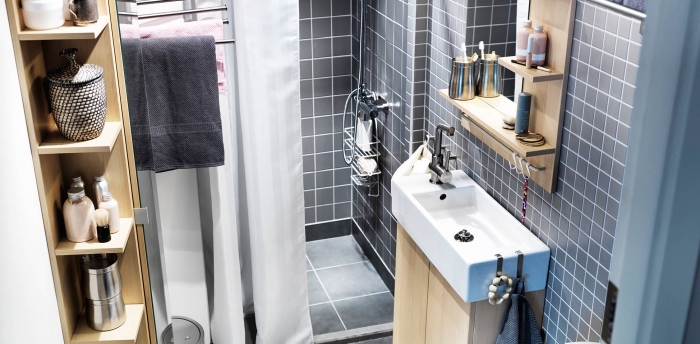 salle de bain gris et blanc avec rangement vertical ouvert et miroir à rangement de bois avec petites étagères 