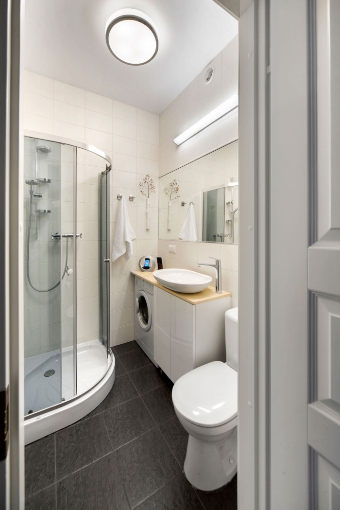 idée quelle couleur salle de bain petit espace aux murs blancs avec sol au carrelage design gris anthracite et équipement en blanc