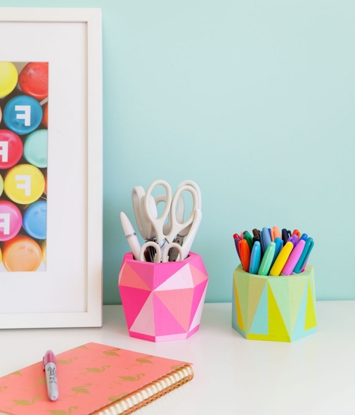 arrangement de bureau étudiant avec objets personnalisés, idée activité manuelle facile avec organiseur bureau à design origami coloré