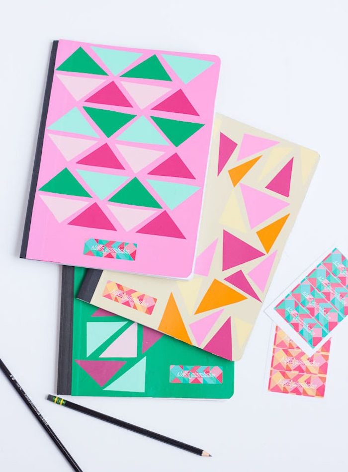 idée de cahier personnalisé de triangles colorés en papier et bande prénom colorée, cadeau soeur, meilleure amie original