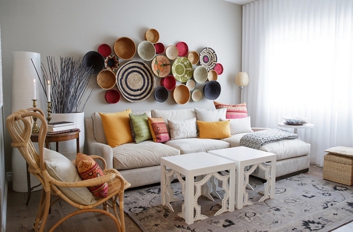 salon moderne aux murs blancs avec éléments décoratifs tendances marocaines, mur de panier ethniques de couleurs variées