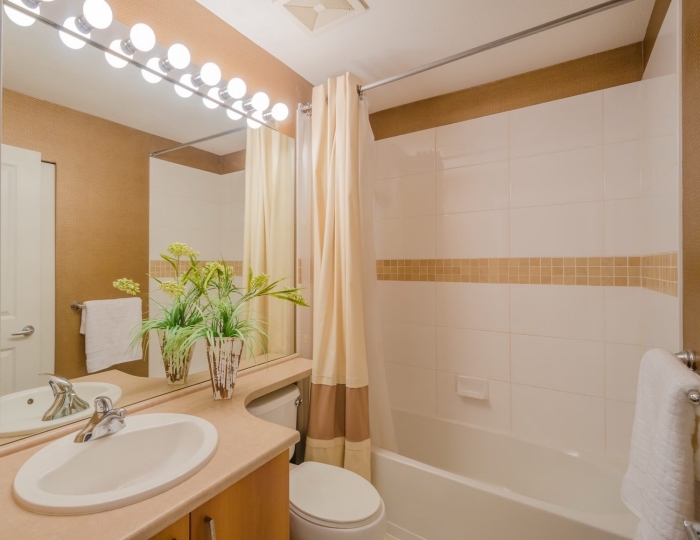 design intérieur dans petite salle de bain blanc et beige avec baignoire, idée agencement moderne avec comptoir