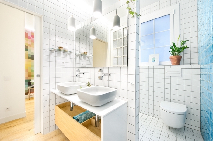 idée comment aménager une petite salle de bain en couleurs claires avec carrelage mural en blanc et large miroir
