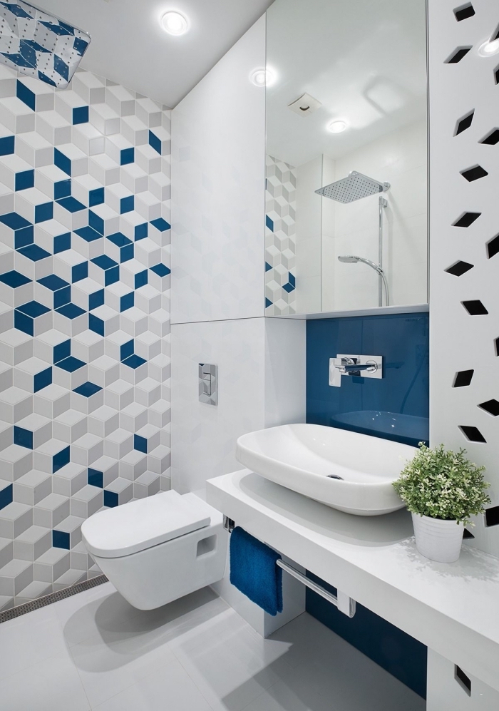 modèle de salle de bain 6m2 avec revêtement mural en carrelage bleu marine et gris clair avec large miroir et équipement blanc 