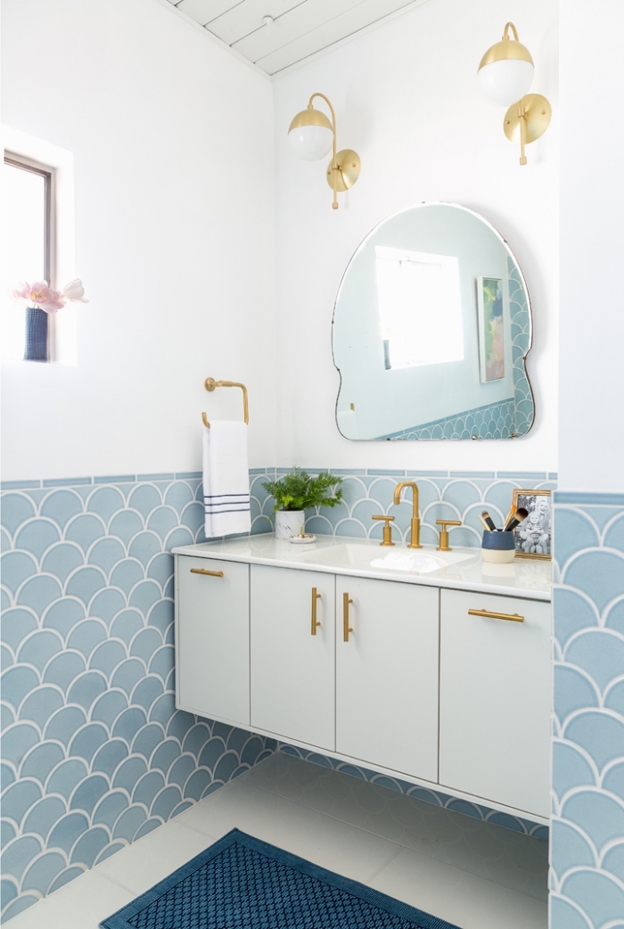 accessoires tendance pour déco petite salle de bain en blanc et bleu pastel, meuble sous lavabo en blanc avec poignées dorées