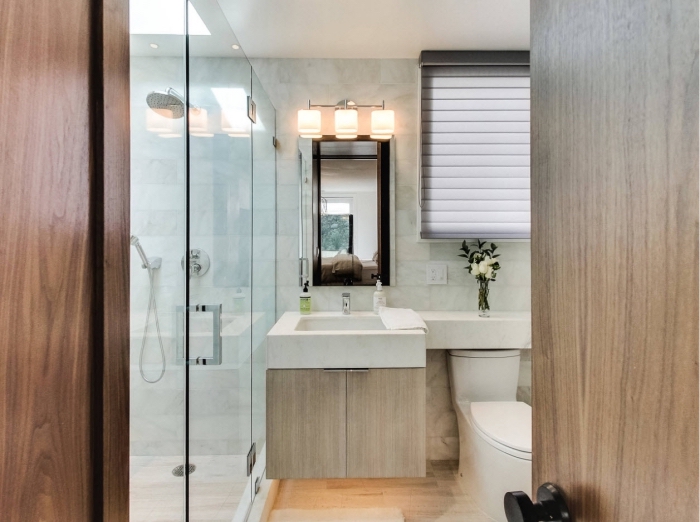 exemple comment aménager une salle de bain moderne avec carrelage design marbre blanc et gris, modèle de meuble sous vasque porte bois