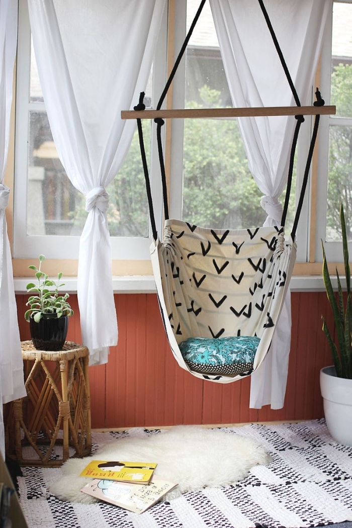ambiance cocooning dans une chambre ado pour fille avec une chaise suspendue DIY en bois avec tissu beige aux motifs géométriques