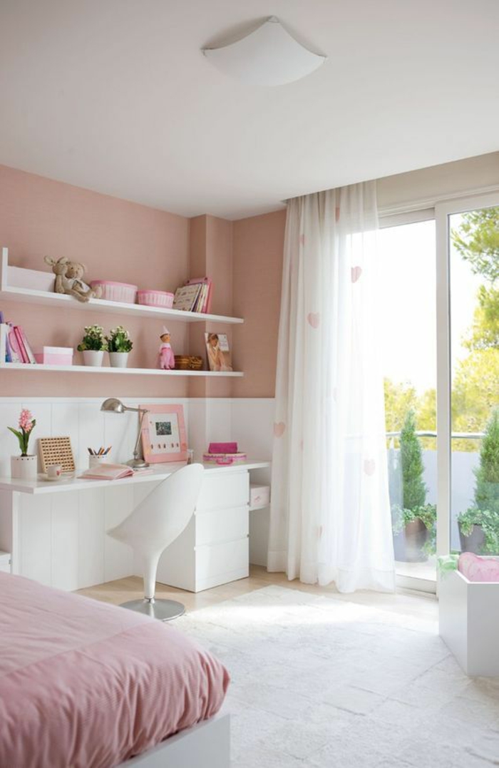 couverture lit en vieux rose, chambre rose poudré, mur en couleur rose pale, plafond blanc avec plafonnier en forme de losange au verre mat blanc 