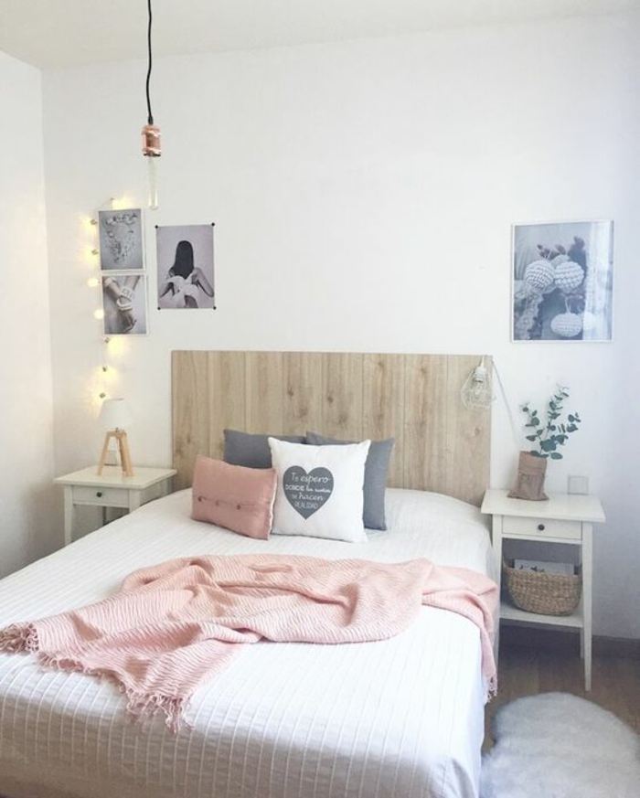 chambre rose poudré, tete de lit en bois gris, deco rose poudré pour le linge du lit, luminaire ampoule suspendus sur un fil noir, chambre rose et gris