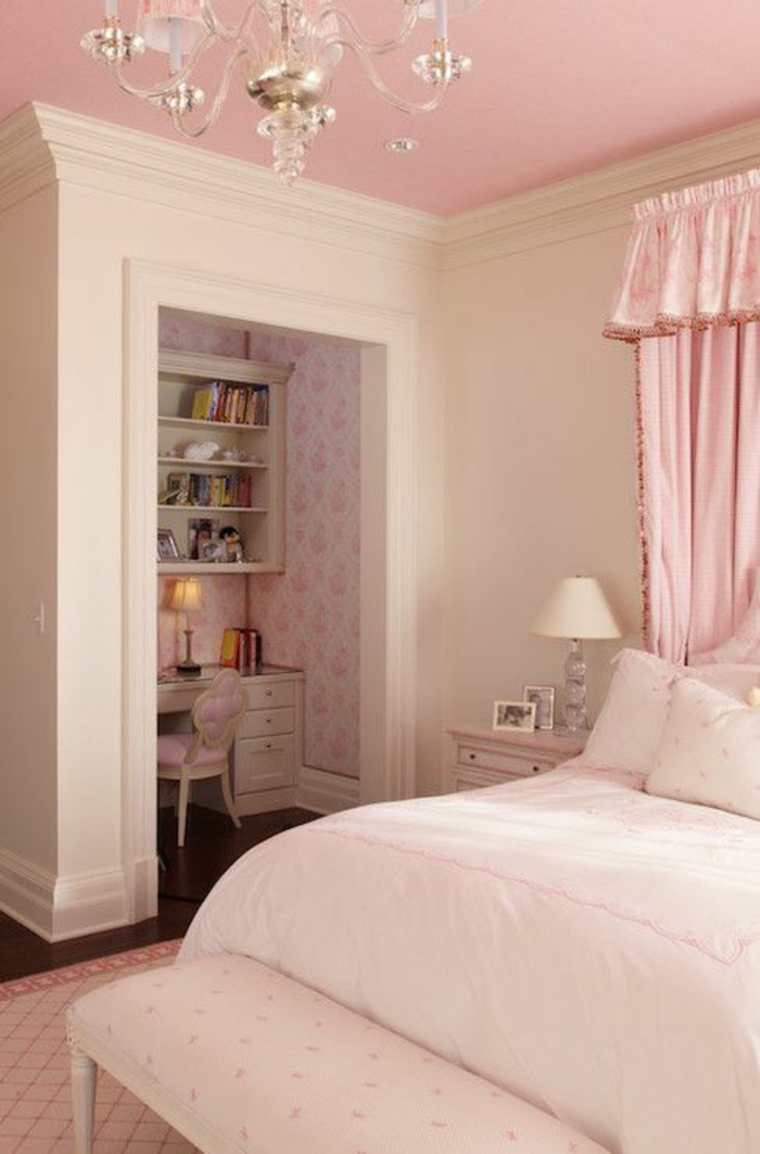 rideaux satinés en rose pale, plafond rose, murs en couleur ivoire, tapis en couleur rose poudré, quelle couleur associer au gris, lustre pampilles en cristaux