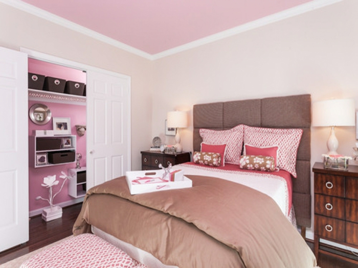 couleur rose pale, rose poudree, chambre rose et gris, murs blancs, grande tete de lit en marron, formée de petits panneaux mis ensemble, meuble de rangement massif avec des poignées rondes en métal clair