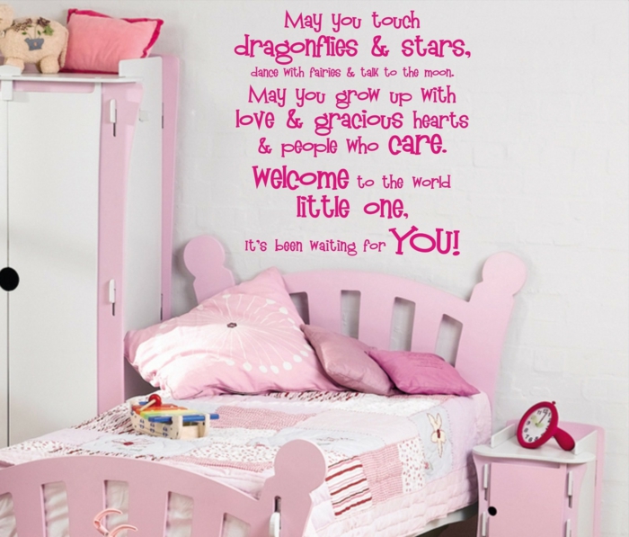 chambre blanche et grise, couleur rose pale, deco rose poudré, messages de motivation au mur en rose fuchsia, lit en bois peint en rose