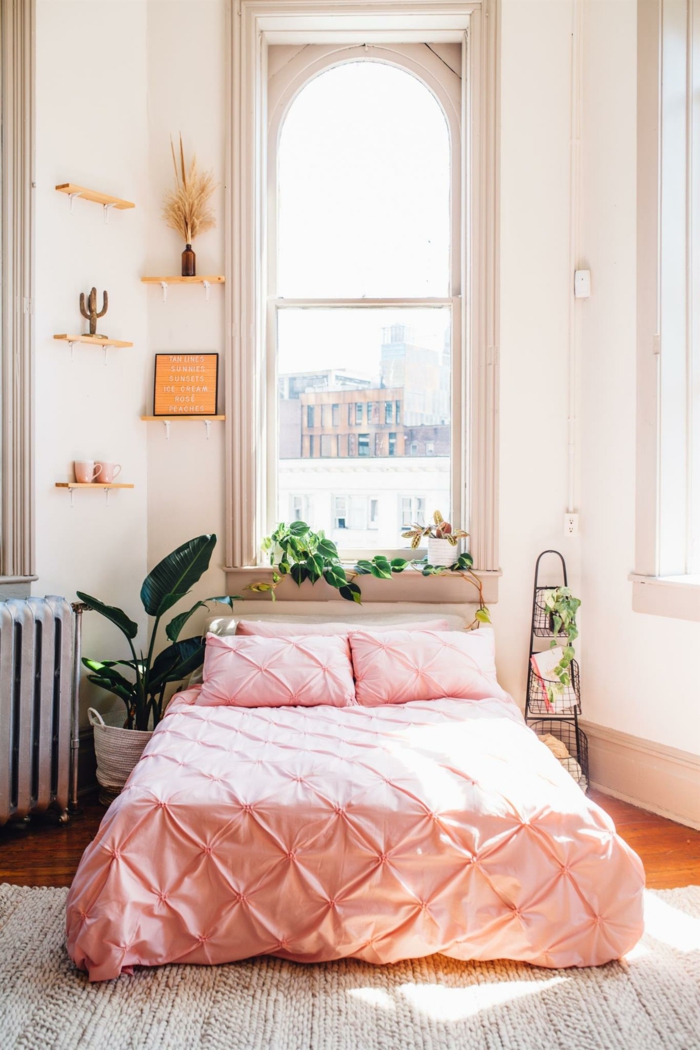 deco rose poudré avec couverture de lit aux effets drapés, chambre d'adulte, deux grandes fenêtres, espace lumineux, étagères en bois beige 