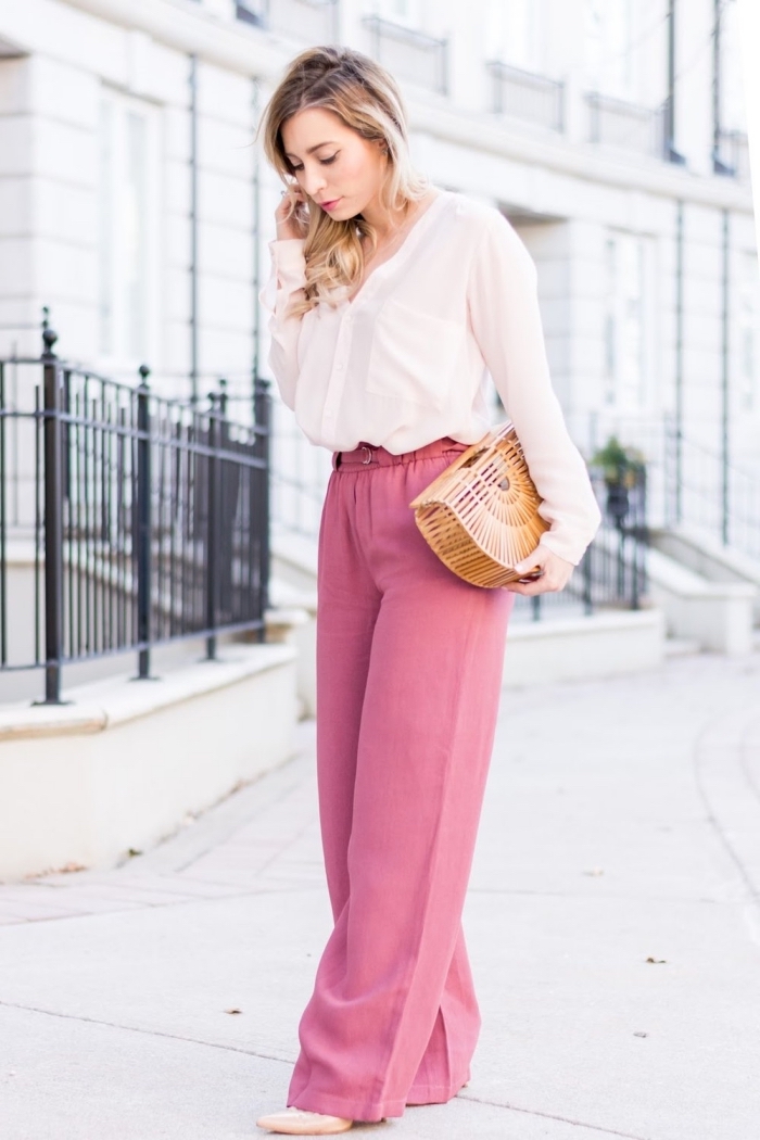 look femme élégant en pantalon large rose et chemise blanche accessoirisé avec sac à main tendance et chaussures beige