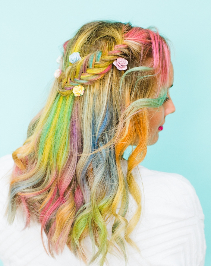 coiffure avec tresse épi de coté, cheveux arc en ciel colorés, décoration de petites roses décoratives