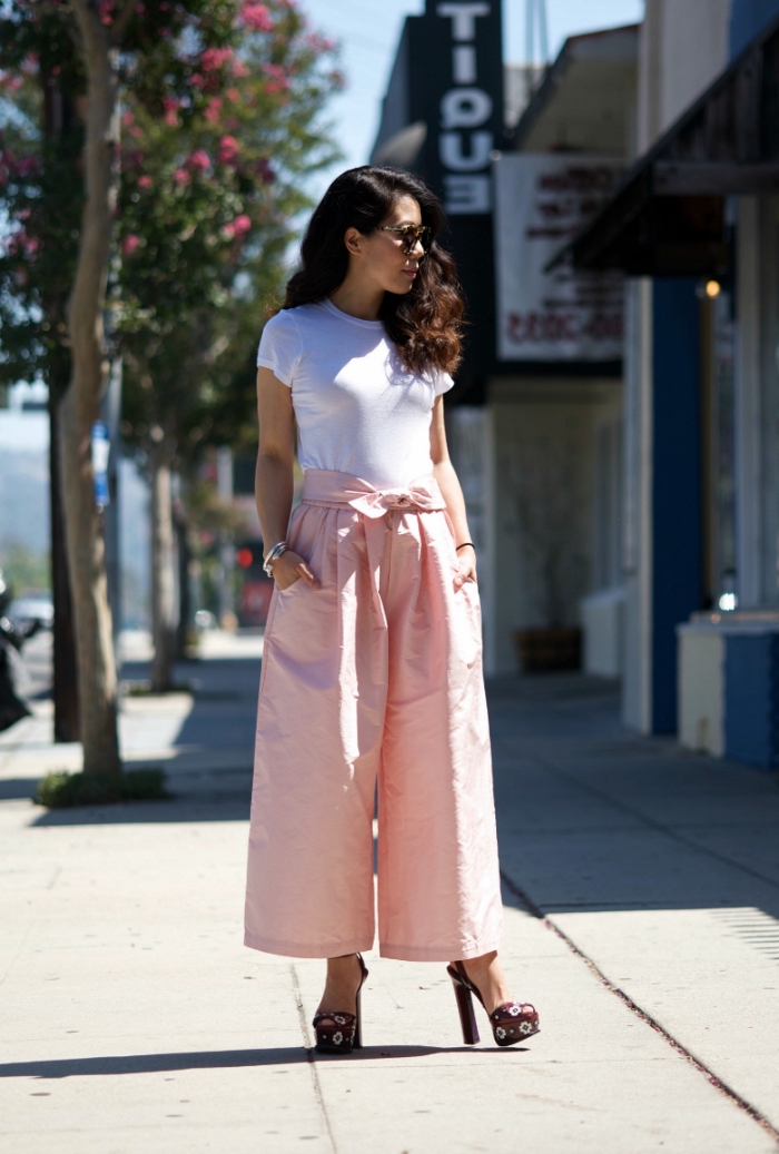 avec quelle couleur associer le pantalon rose pastel, tenue d'été en pantalon rose avec t-shirt blanc et chaussures hautes