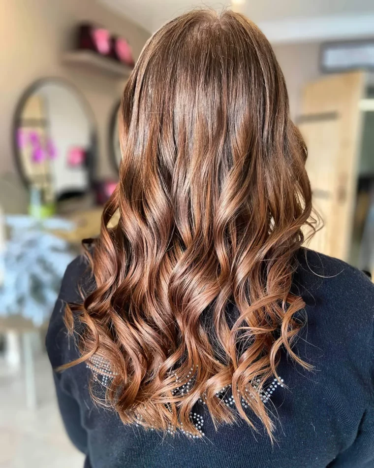 cheveux caramel avec meches claires et reflets chauds