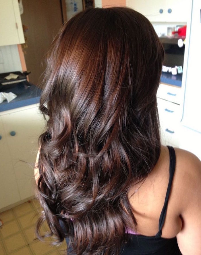 modele de couleur marron glacé cheveux longs bouclés avec reflets chocolat