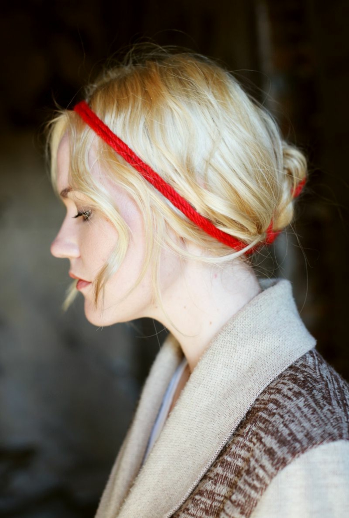 chignon flou avec bandeau, bandeau rouge autour des cheveux blond platine