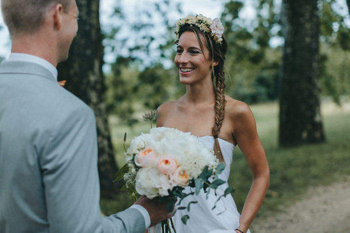 choisir-tresse-épi-serrée-sur-le-cité-avec-mèshes-libres-et-une-couronne-de-fleurs-robe-de-mariée-blanche-sans-manches tresse en epi sur le coté avec une couronne de fleurs fraiches, mèches libres, robe de mariée blanche sans manches