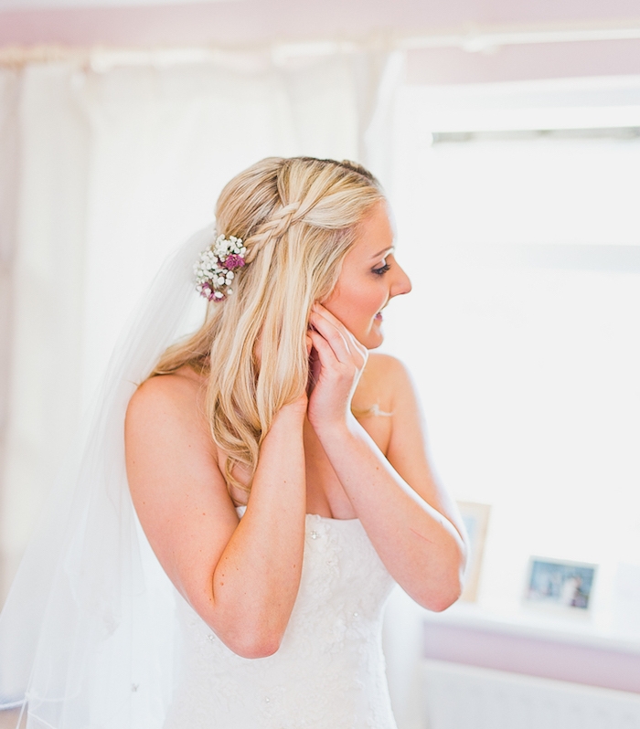 choisir-une-tresse-latérale-simple-mèches-ramenées-en-arrière-accessoirisés-de-fleurs-robe-de-mariée-simple robe de mariée simple avec une demie tresse latérale, voile blanche et décoration accessoire fleurs fraiches