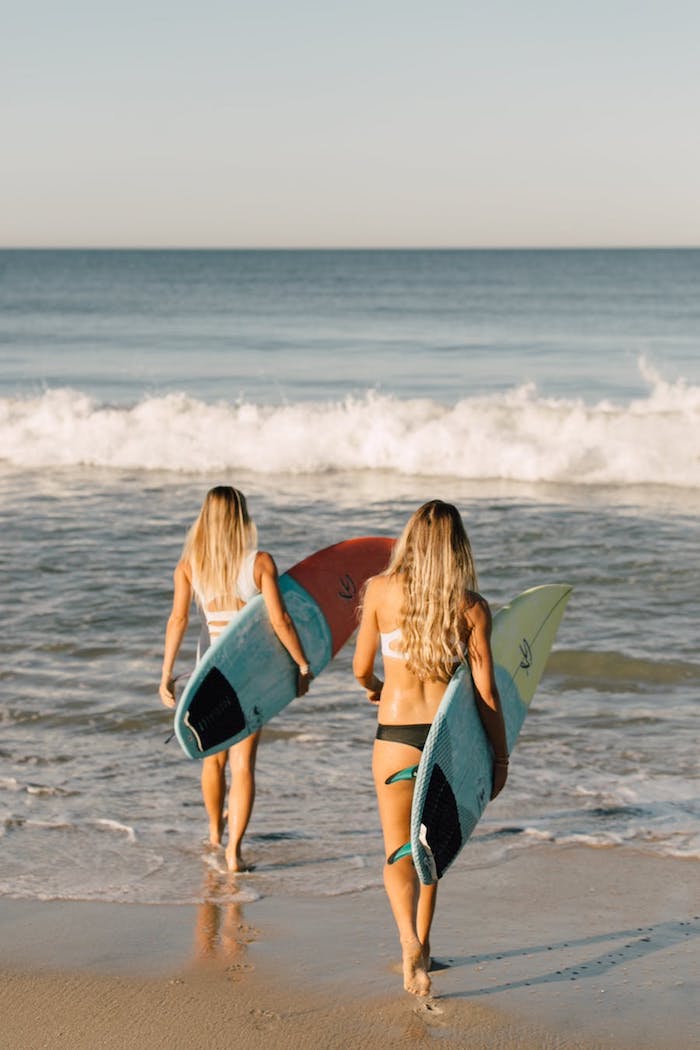 Deux amies au bord de la mer océan surf plage idée d'activité pour l'enterrement de vie de jeune fille original activité sportive