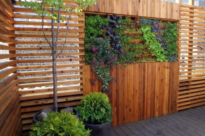 palissade de jardin avec mur végétal intégré façon brise vue vegetal, idée pour rendre un jardin ou un cour d'intérieur plus accueillant