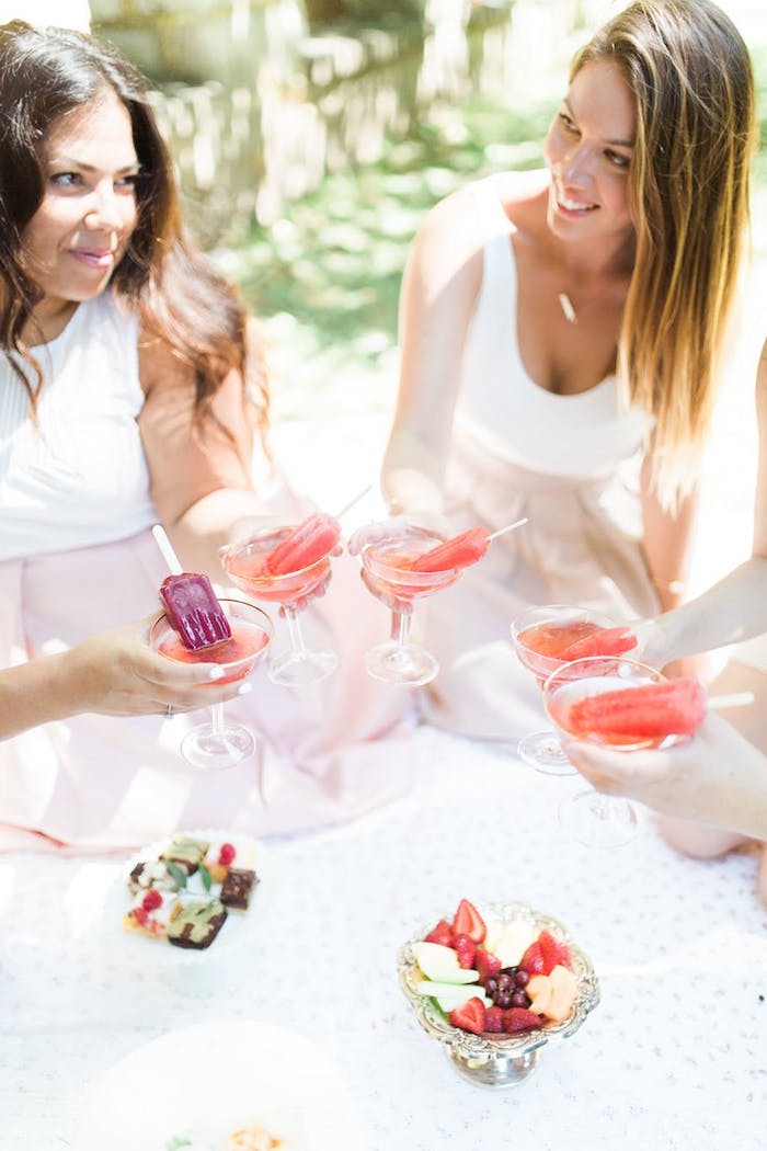 cocktails-et-glace-pique-nique-week-end-enterrement-de-vie-de-jeune-fille-idée-evjf-animation-evjf-cool-idee Idée activité evjf enterrement de vie de jeune fille original week end evjf femmes qui boivent des cocktails avec glace dedans