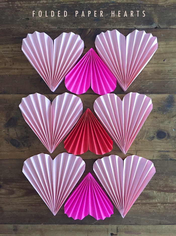 idee d éventail en papier a fabriquer pour saint valentin, papier rose et rouge pliage accordeon et forme de coeur