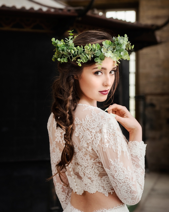 coiffure mariage tresse sophistiquée avec une couronne de branche verte, style champetre chic et robe en dentelle