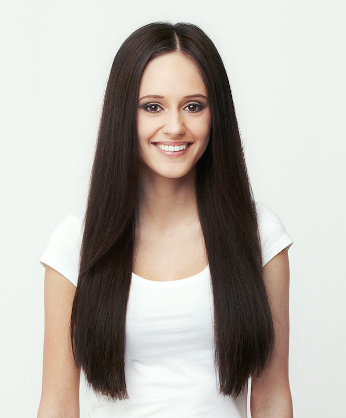 jeune femme avec cheveux longs et raides couleur marron glacé avec raie au milieu
