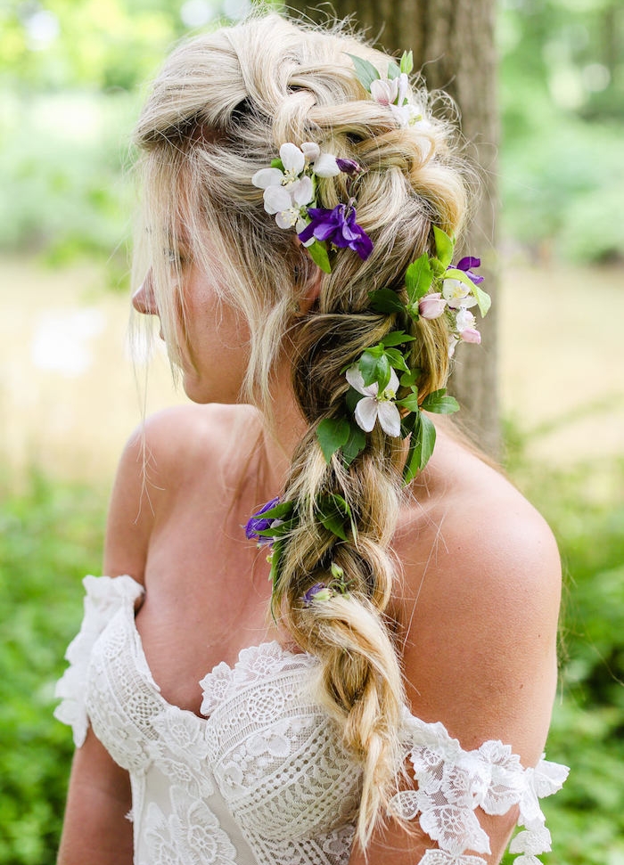 coiffure tresse mariage style nymphe des forêts avec accessoire fleurs fraîches, robe de mariée dentelle