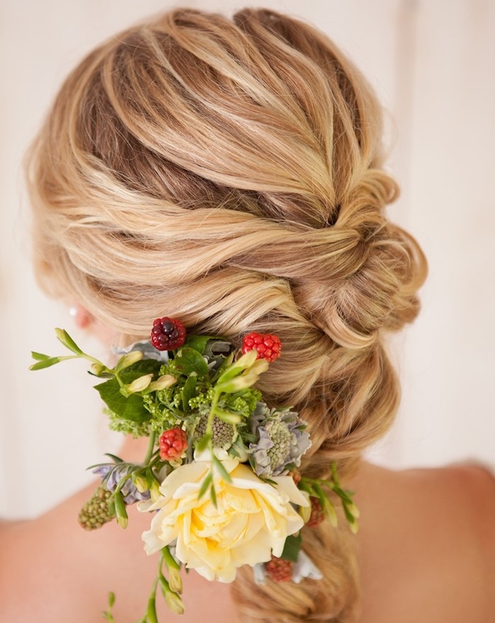 coiffure-natte-d-un-coté-de-la-tete-sur-une-chevelure-mi-longue-et-une-decoration-de-bouquet-de-fleurs-dans-les-cheveux coiffure mariee avec une tresse noeud style décoiffé avec un bouquet de fleurs dans les cheveux