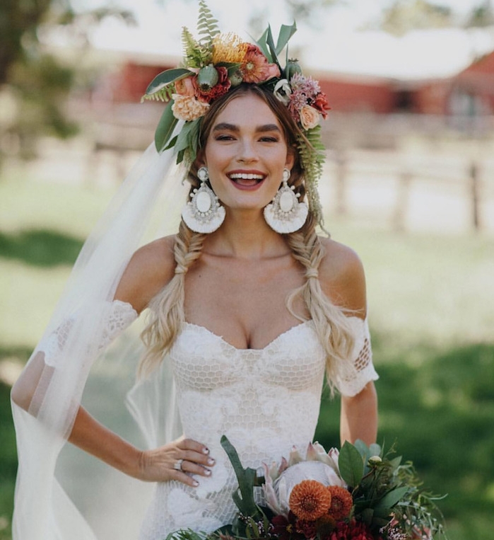 tresse en epi, modèle nattes épi de blé, grande couronne de fleurs colorées et boucles d oreilles geantes, robe de mariée originale